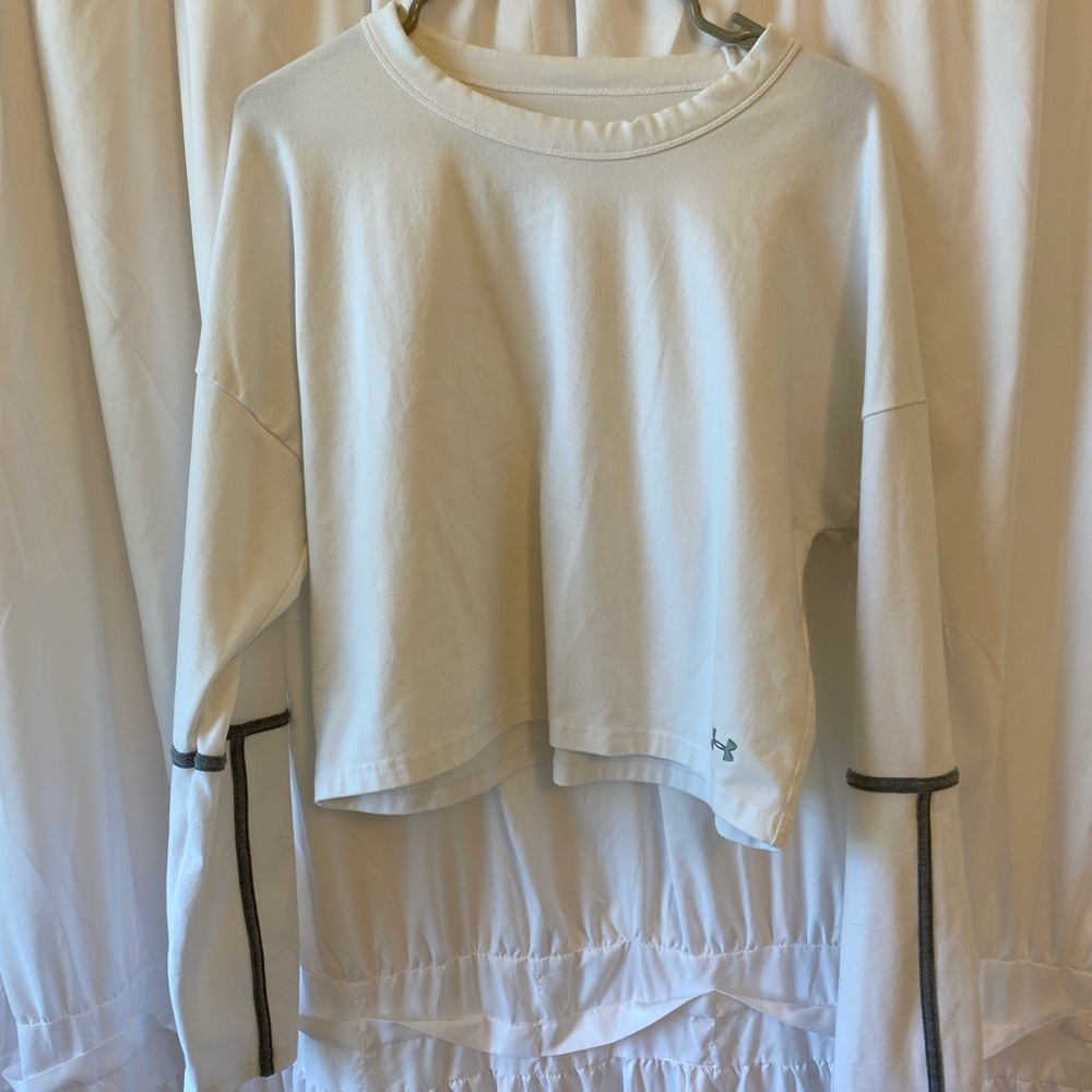 White under armor cropped long sleeve shirt